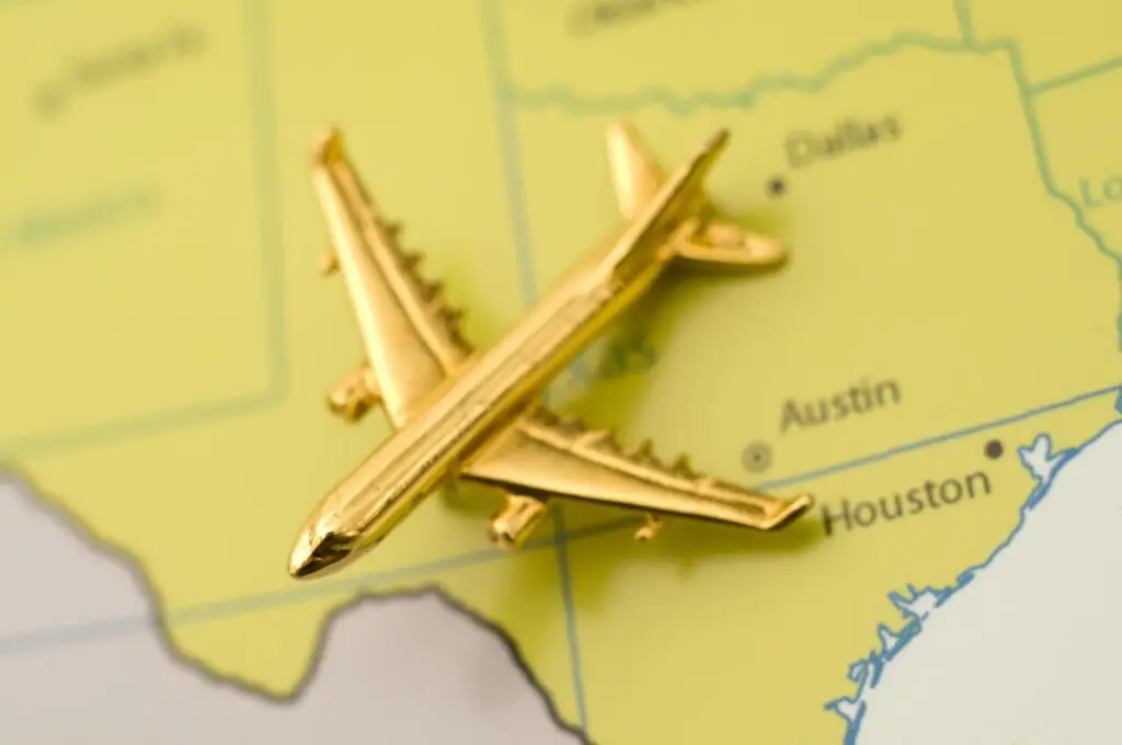 1685708614 1685051328 dreamstime m 9771842 Plane Traveling Over Texas Map in Yellow Image